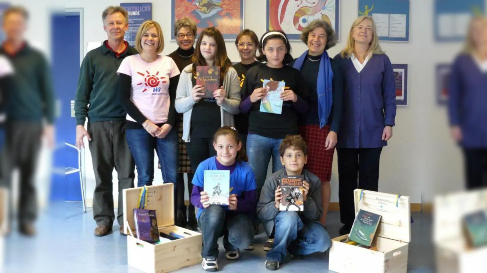 Über die Bücherschatzkisten freuten sich nicht nur die Schüler/innen, sondern auch (hintere Reihe, von links) Rektor Jürgen Walther, Lehrerin Michèle Dütsch, Inner Wheel-Präsidentin Petra Schaber, Lehrerin Monika Landes, Inner Wheel-Clubmeisterin Susi Wittermann und Konrektorin Elsbeth Zeitler. (Foto: pi)