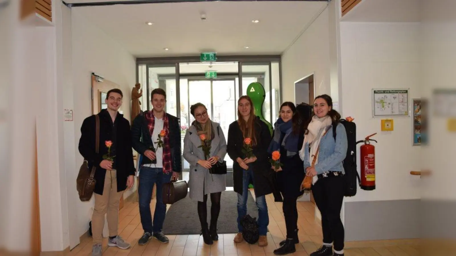 Musizieren gerne gemeinsam: die Medizinstudenten Patrick Bayer, Jakob Jobst, Cara Lynn, Luise Puls, Nicoletta Ferarri und Valerie Schöb (von links). (Foto: Berghammer)