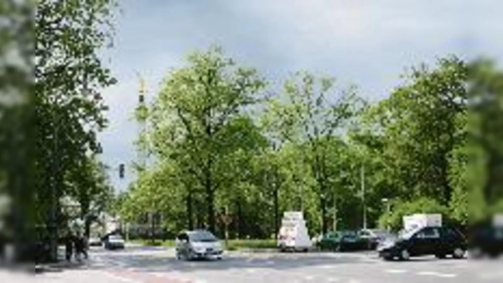 Sichtbehinderung und Schandfleck für dem Europaplatz: Stadtrat kämpft gegen Werbeanhänger und Dauerparker unter dem Friedensengel.	  (Foto: ak)