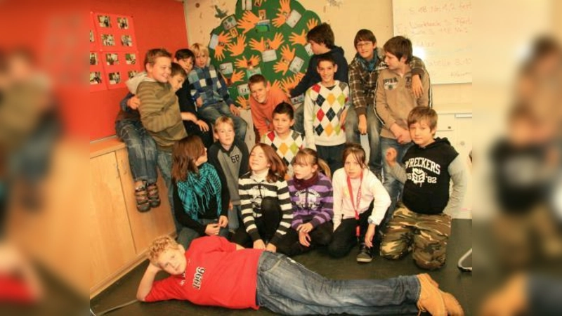 Beim aktuellen Projekt Ich-Du-Wir setzen sich die neuen Fünftklässler zwei Tage zusammen, um sich kennen zu lernen. Am Ende klebt jedes Kind seine Hand mit guten Wünschen für die Klassengemeinschaft an den Klassenbaum. So gestützt und gestärkt kann der Schulalltag beginnen. (Foto: US)