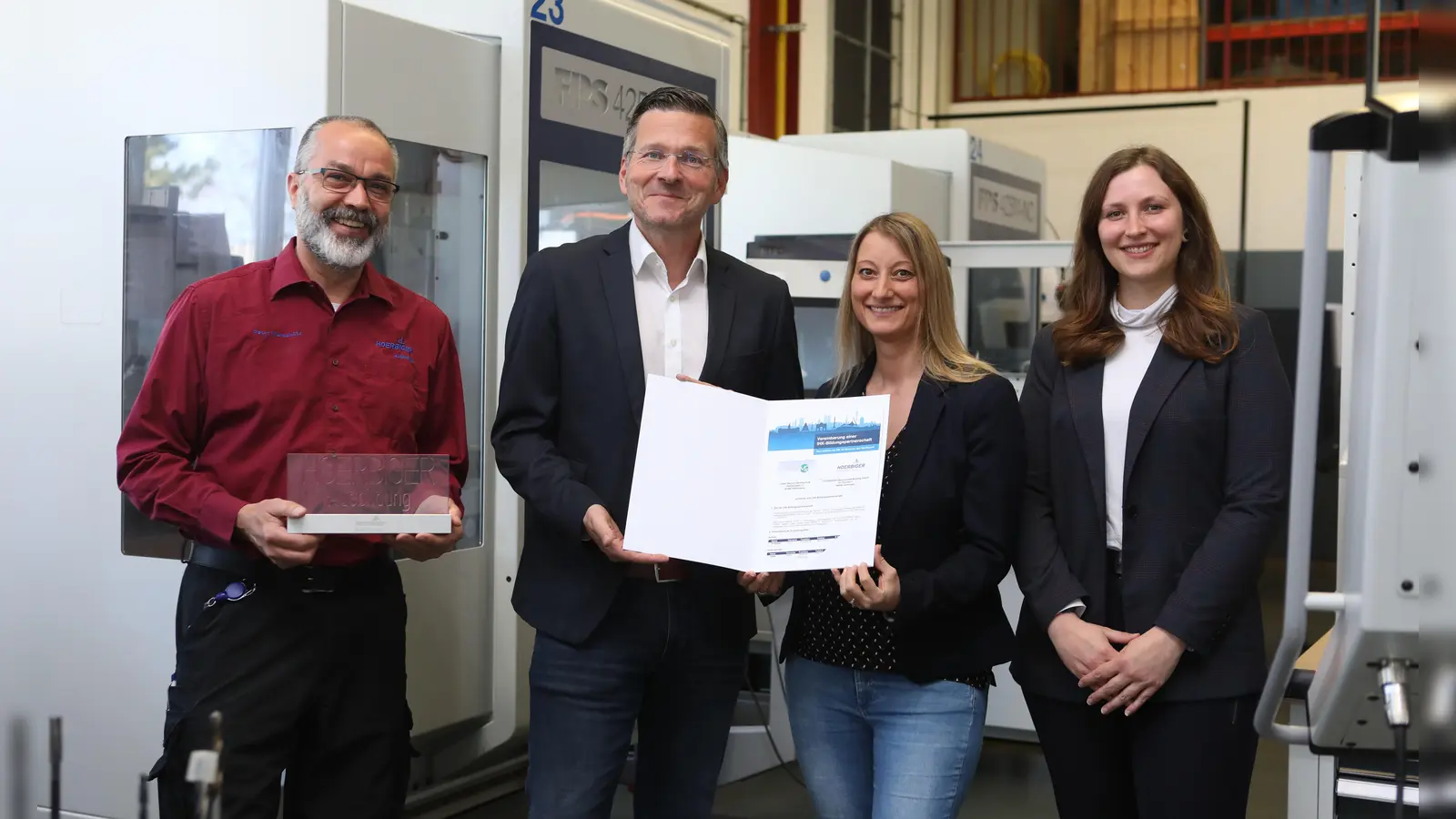 Freuen sich über die Partnerschaft (v.l.): Peter Frühschütz (Leiter Hoerbiger Ausbildungszentrum), Armin Mutzbauer (Direktor Mittelschule Peißenberg), Kerstin Giebel (Personalreferentin Hoerbiger) und Cornelia Gaide (Bildungsberaterin IHK-Geschäftsstelle Weilheim). (Foto: Weidel/HOERBIGER)