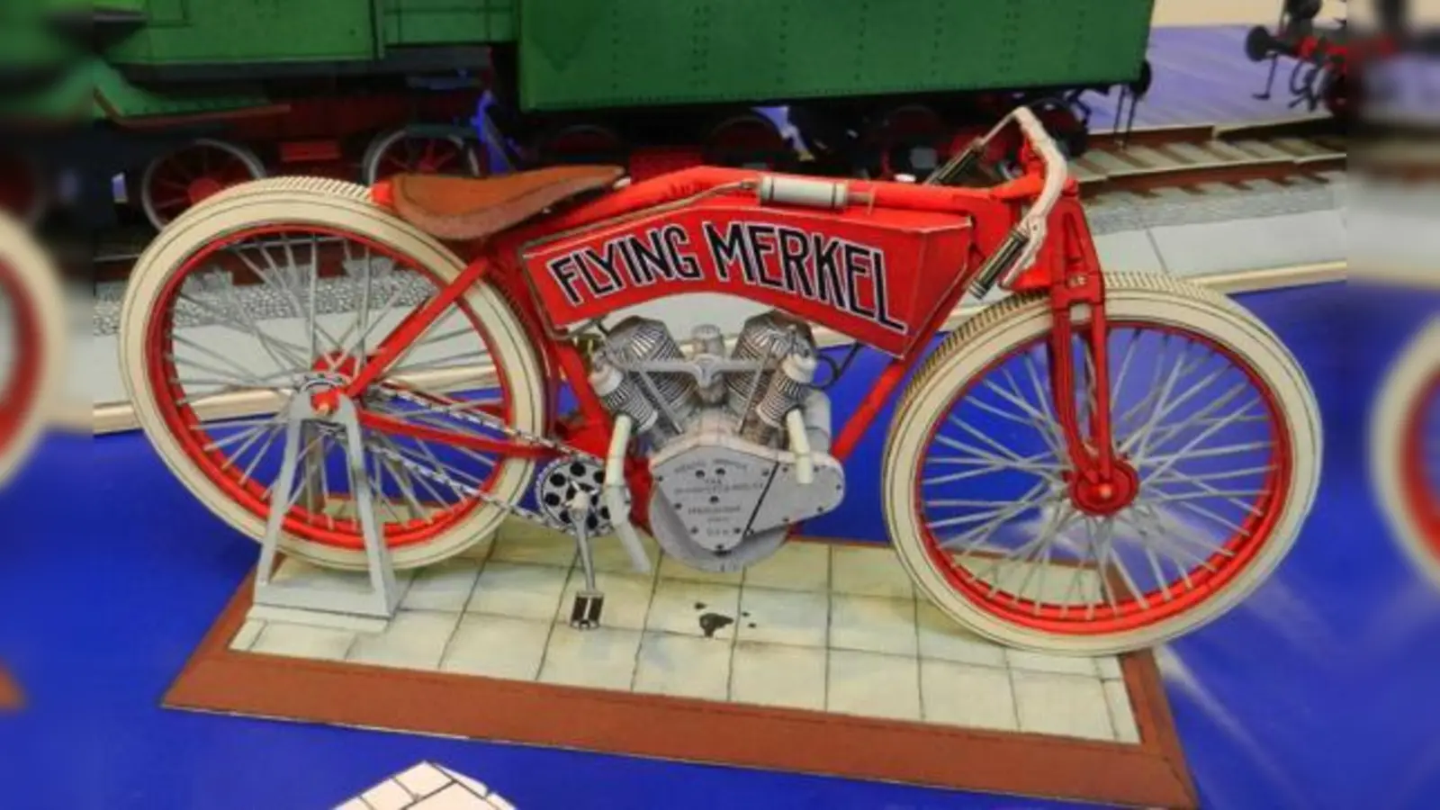 Im Maßstab 1:250 werden die Kartonmodellbaumodelle gebaut: Jedes für sich ein kleines Meisterwerk. 	 (Foto: Privat)