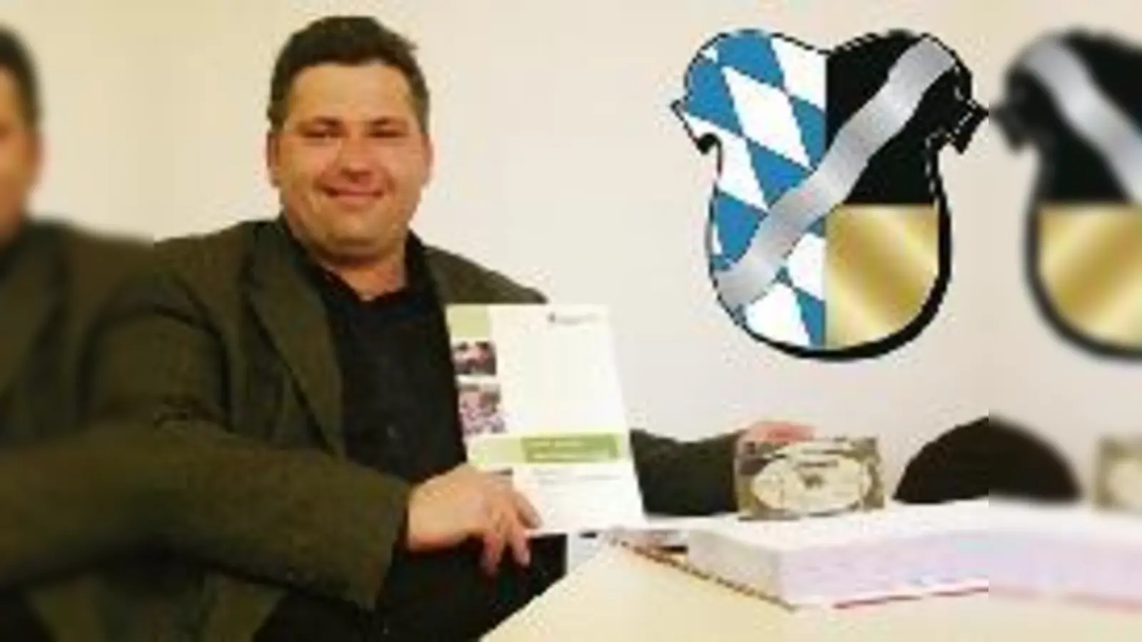 Zwei Jahre hat es gedauert bis der Ratgeber des Landratsamtes für Menschen mit Behinderung fertig war: Der Behindertenbeauftragte Aleksandar Dordevic ist stolz auf diesen Erfolg.  (Foto: ak)