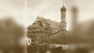 Die Grafinger Pfarrkirche Sankt Ägidius während und nach Abschluss ihrer Verlängerung 1902. (Foto: Archiv der Stadt Grafing)