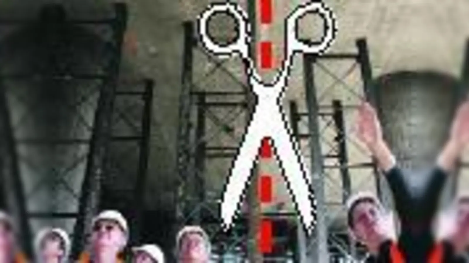 Der Tatzelwurm wurde in der Mitte durchgesägt, während oben die Autos weiter fuhren. Jetzt rollt der Verkehr nur noch auf der westlichen Hälfte.  (Foto: em)