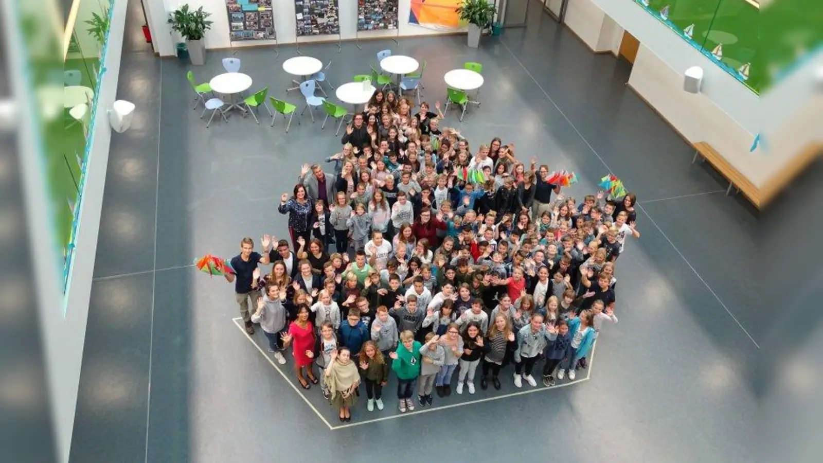Soviele Fünftklässler gibt es an der Realschule Herrsching. Auf dem Foto winken sie zu Beginn des Schuljahres 2017/18. (Foto: Realschule Herrsching)