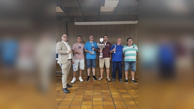 V. l.: Christian De Lapuente, Vorstand TSV Ingolstadt-Nord, Sorin Gavriloiu (Zweitbester), Erich Zimmermann (Turnierbester) Jürgen Zimmermann, Nürnberg, (mit Dracula-Pokal), Walter Frahler, Nürnberg, (Drittbester) und Herbert Kummer, Vorstand Kegeln, beim Pokal in Ingolstadt. (Foto: Verein)