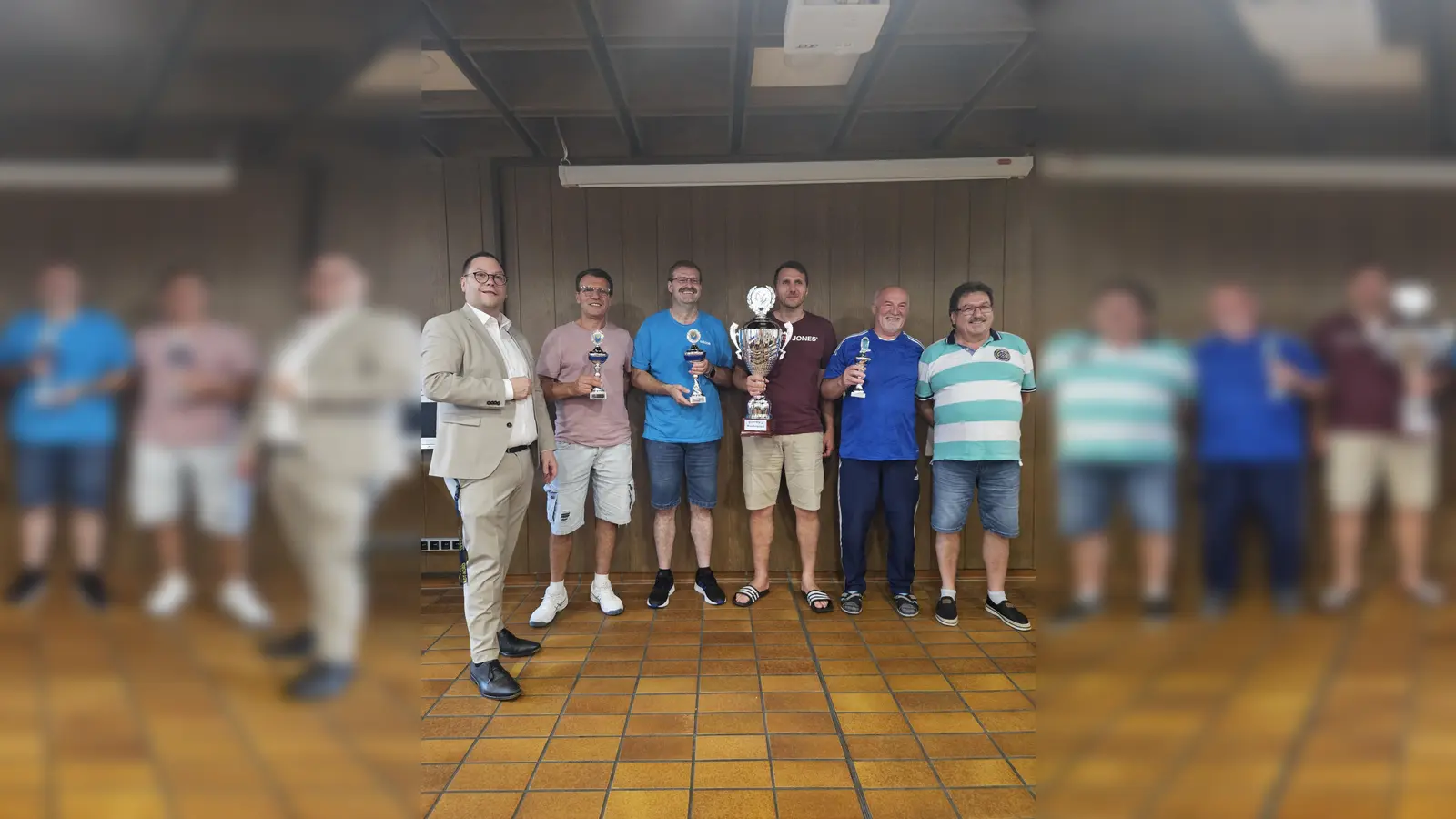 V. l.: Christian De Lapuente, Vorstand TSV Ingolstadt-Nord, Sorin Gavriloiu (Zweitbester), Erich Zimmermann (Turnierbester) Jürgen Zimmermann, Nürnberg, (mit Dracula-Pokal), Walter Frahler, Nürnberg, (Drittbester) und Herbert Kummer, Vorstand Kegeln, beim Pokal in Ingolstadt. (Foto: Verein)