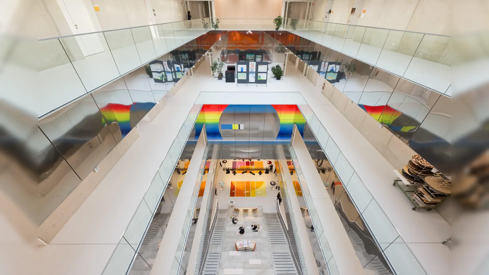 Kürzlich wurde die Einweihung des Städtischen Beruflichen Schulzentrums für Farbe und Gestaltung in Neuperlach gefeiert. (Foto: Tobias Hase / LHM RBS)