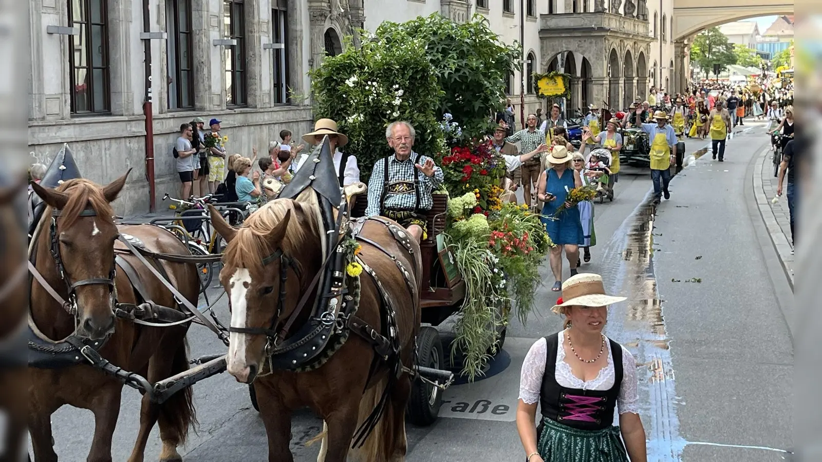 Ein blumiger Festzug mit geschmückten Kutschen und Traktoren wird sich am 1. August wieder durch die Innenstadt bewegen. (Foto: Gärtner-Verein München)