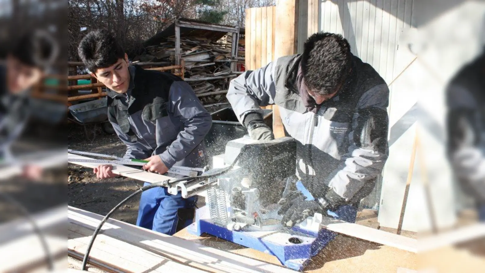 Einmal in der Woche arbeiten die Jugendlichen beim „Tag auf der Baustelle” an den Gebäuden der Pädagogischen Farm. (Foto: job)