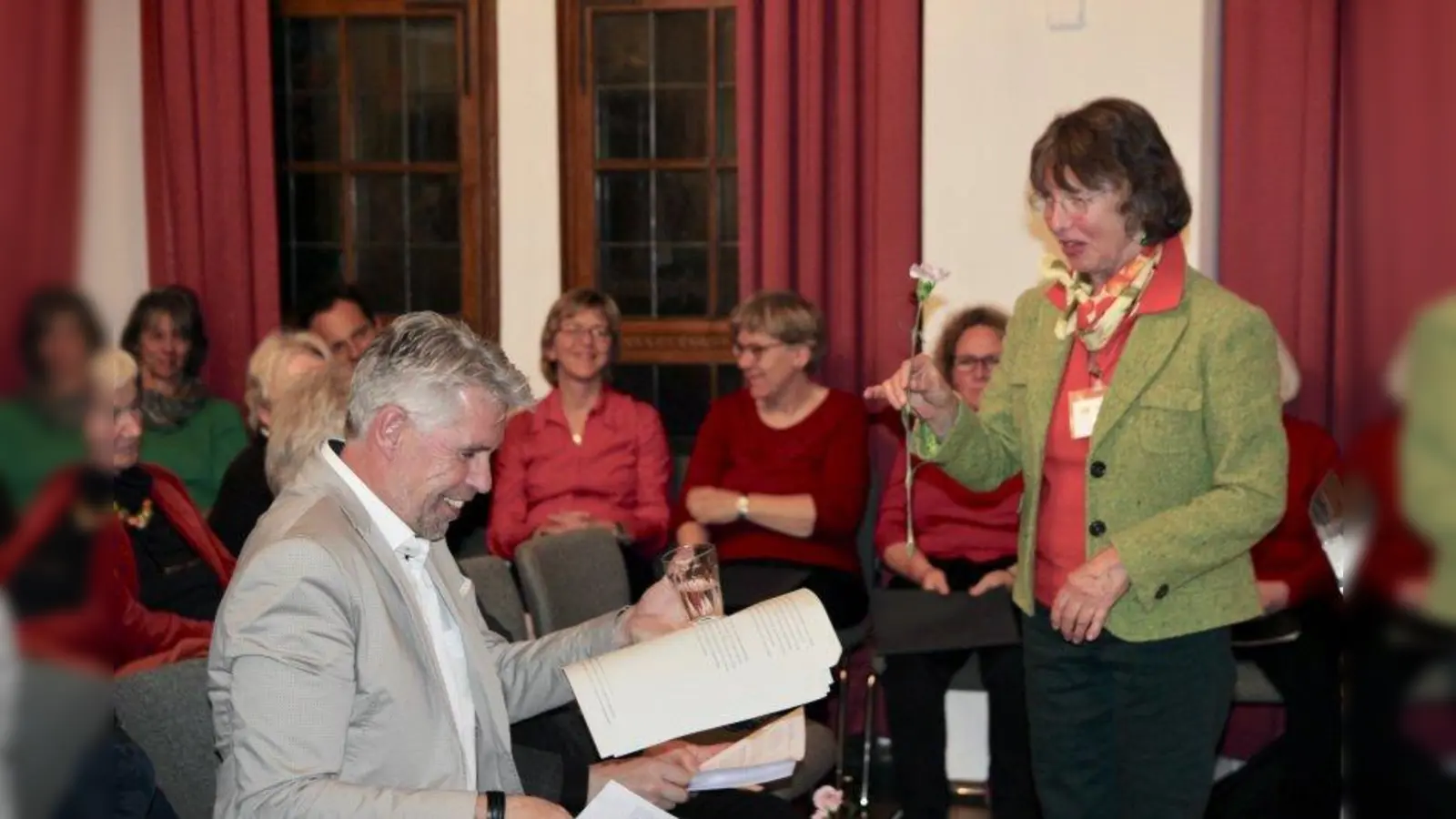 Blumen für den Festredner: Andreas Heusler vom Stadtarchiv München (links) sprach über die Revolutionsmonate von November 1918 bis Mai 1919 in Pasing und München. Angela Scheibe-Jager vom Kulturforum (rechts) dankte ihm für seinen Vortrag. (Foto: us)