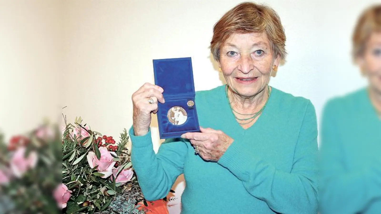 Agnes Lochbrunner von der Nachbarschaftshilfe in der Au freut sich über die Ehrenmedaille »München leuchtet«. Was dem Verein aber noch fehlt, ist eine offizielle Anlaufstelle, sprich: ein Büro.	 (Foto: js)