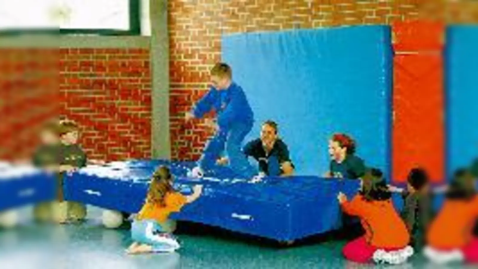 So macht der Kampf gegen die Pfunde richtig Spaß: Kursleiter Filip hält seine Schützlinge mit immer neuen Ideen auf Trapp. Wie hier beim  (Matten-Rodeo.Foto: ct)