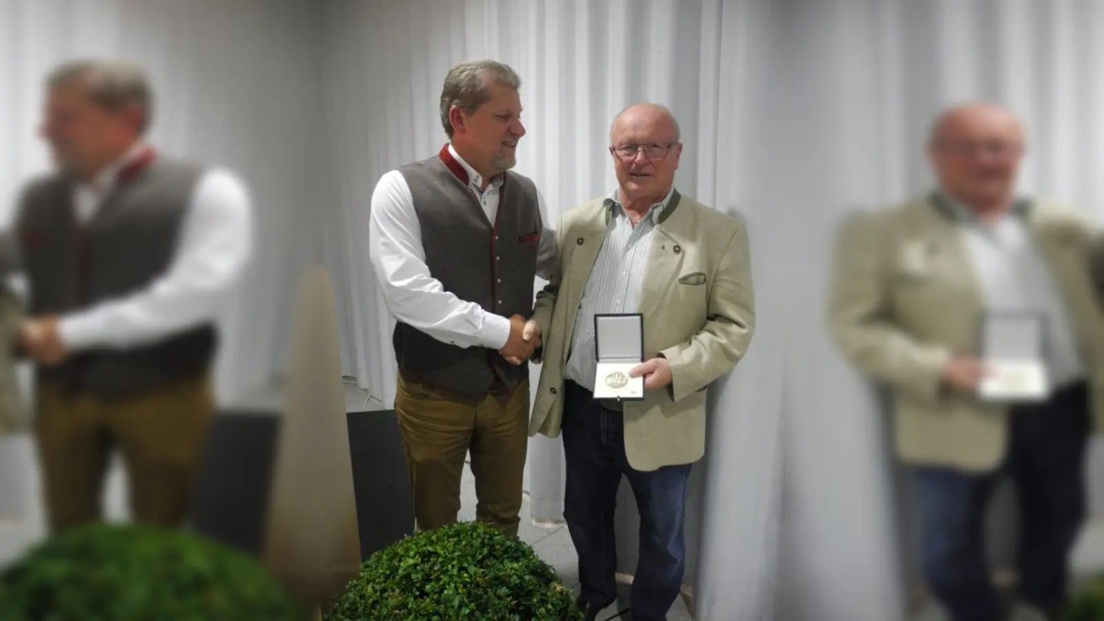 Für seine Verdienste um die Gemeinde wurde Wolf Strehler die Bürgermedaille in Gold verliehen. (Foto: Gemeinde Neuried)