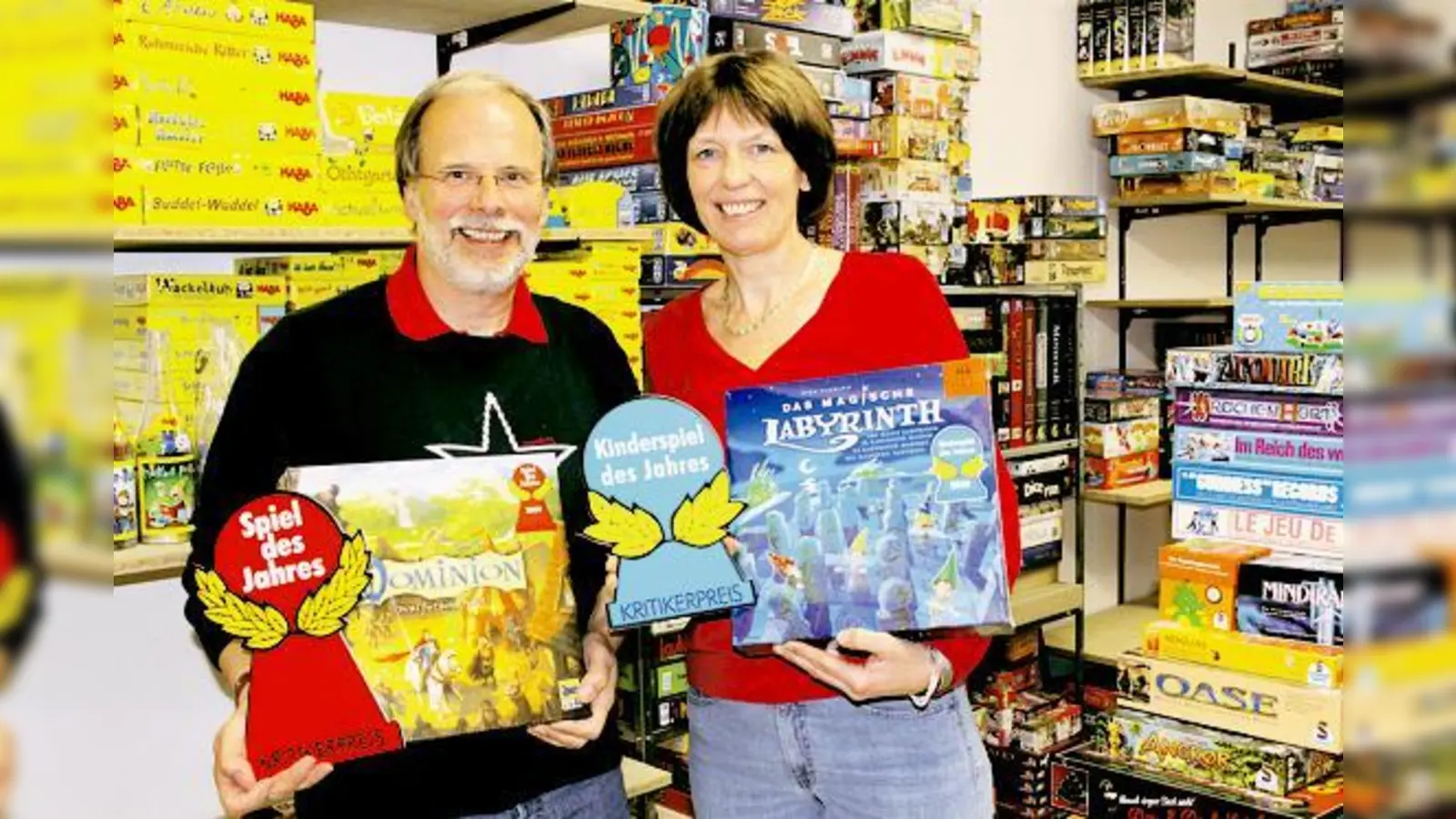 Zirka 6.000 Spiele stehen beim Aschheimer Spieletreff zur Verfügung: Ab Sonntag stellt Chris Mewes, Leiter des Treffs, hier mit seiner Frau Heike, in der Gemeindebücherei unter anderem die »Spiele des Jahres« 2009 aus. 	 (Foto: ko)