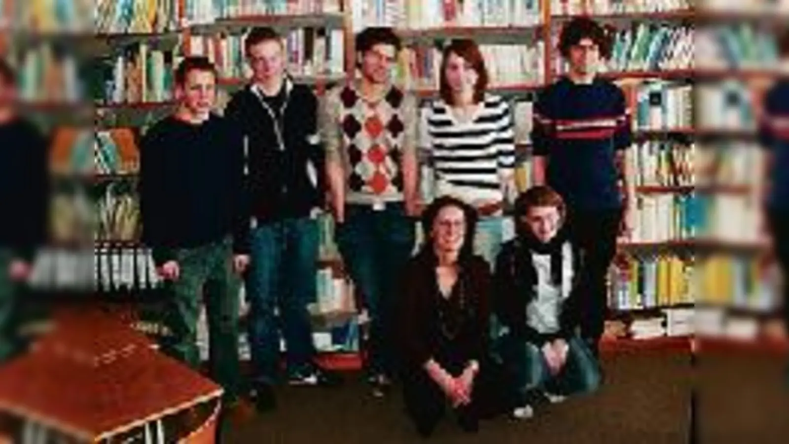 Das Radio-Team am Gymnasium Moosach von links nach rechts: Martin Wolfenstetter, Jakob Schardt, Maximilian Handschuh, Monika Roubeil, Gerhard Schmieja. Vorne: Angelika Gassner und Manuela Hohendorf. (Foto: dkö)