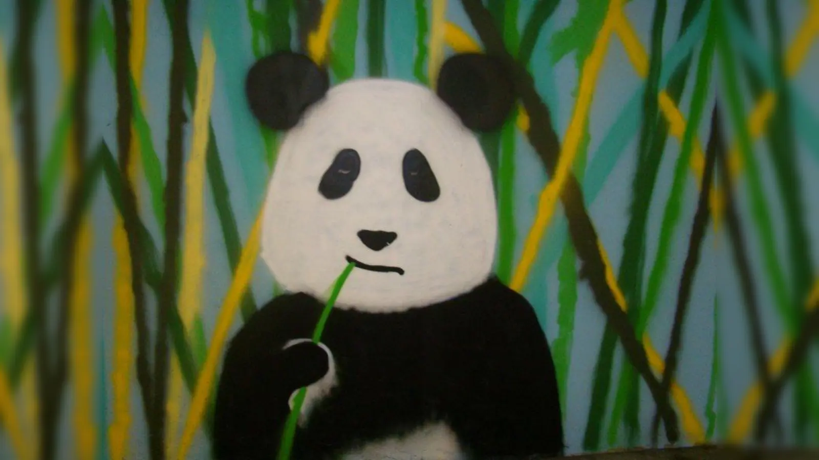 Treuherzig blickt dieser Panda von der Betonwand. (Foto: pst)