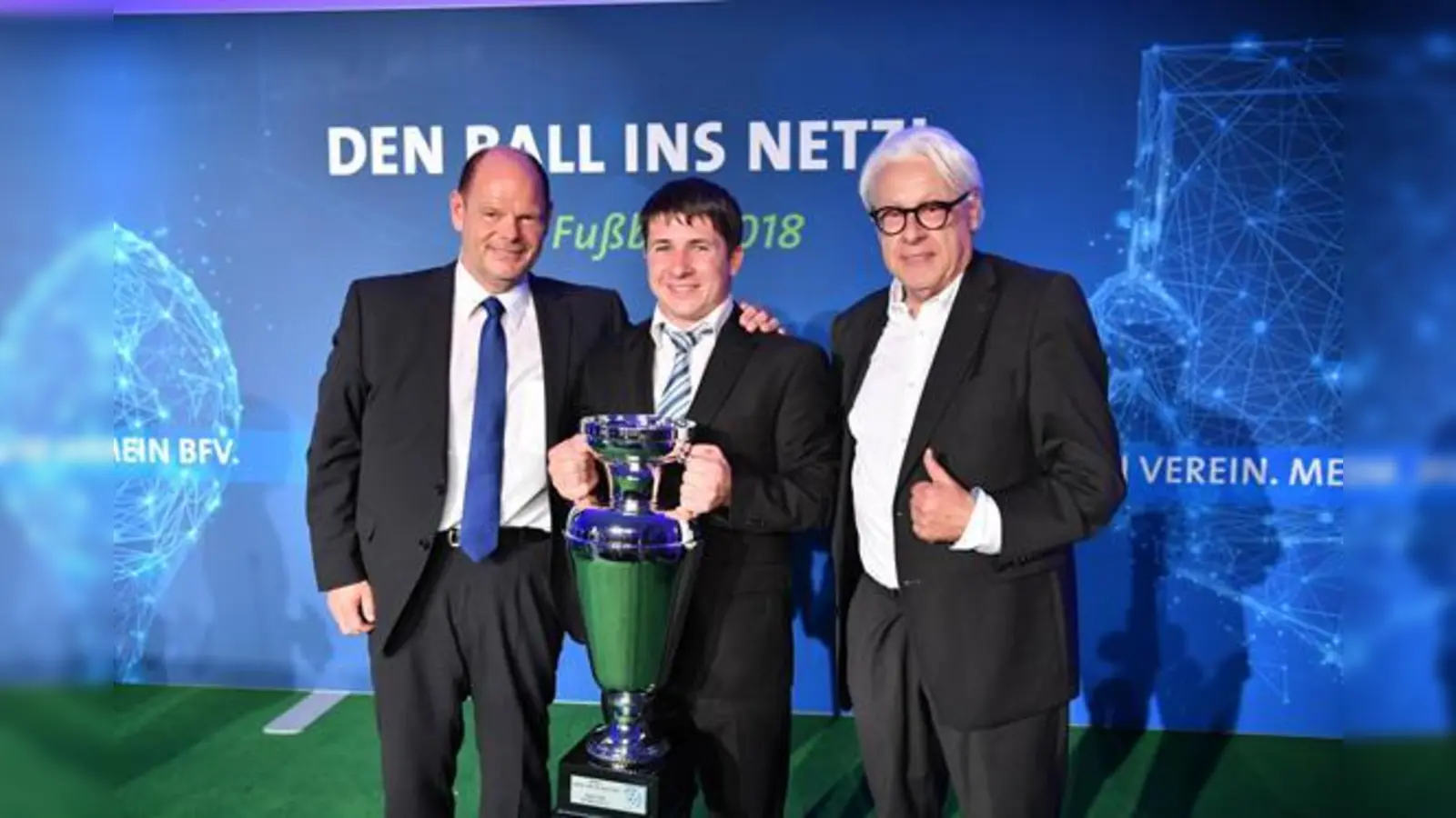 Markus Spötzl (mitte) mit BFV-Schatzmeister Jürgen Faltenbacher (links) und BR-Sportchef Klaus Kastan. 	 (Foto: Sebastian Widmann/Getty Images)