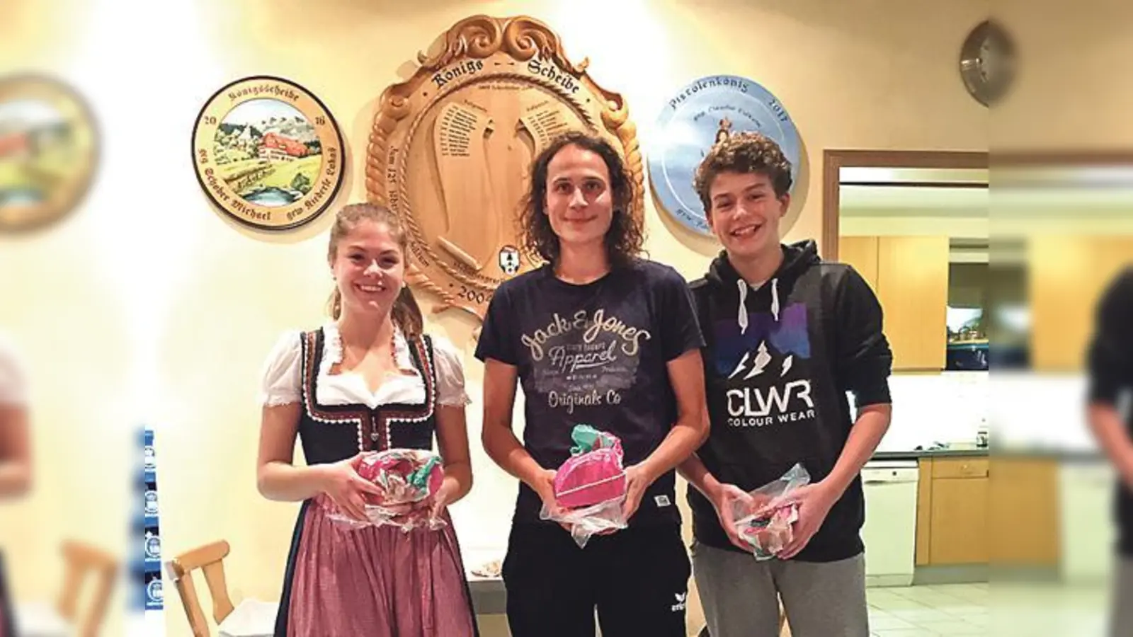 Beim Wildererschießen nahm auch erfolgreich die Jugend teil: Anna-Maria Stürzer, Lukas Kiederle und Carlo Wendlberger (v. l.) belegten hier die ersten Plätze. 	 (Foto: VA)