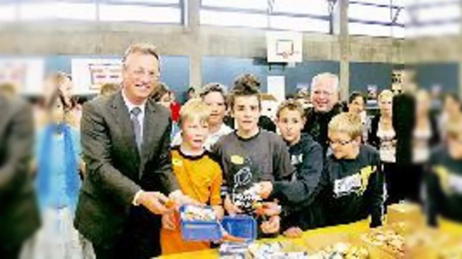 Staatsminister Siegfried Schneider mit Schülern und fertiger Bio-Brotbox. Schulleiter Peter Heinz Rothmann (2. v. r.) freut sich über die gelungene Aktion in seiner Schule.  (Foto: Carola Gruber)