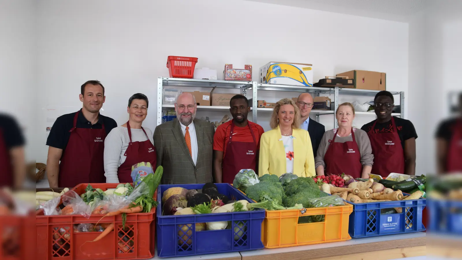 Sozialminsterin Kerstin Schreyer besuchte die Grünwalder Tafel und dankte den ehrenamtlichen Helfern für ihr großes Engagement. (Foto: VA)