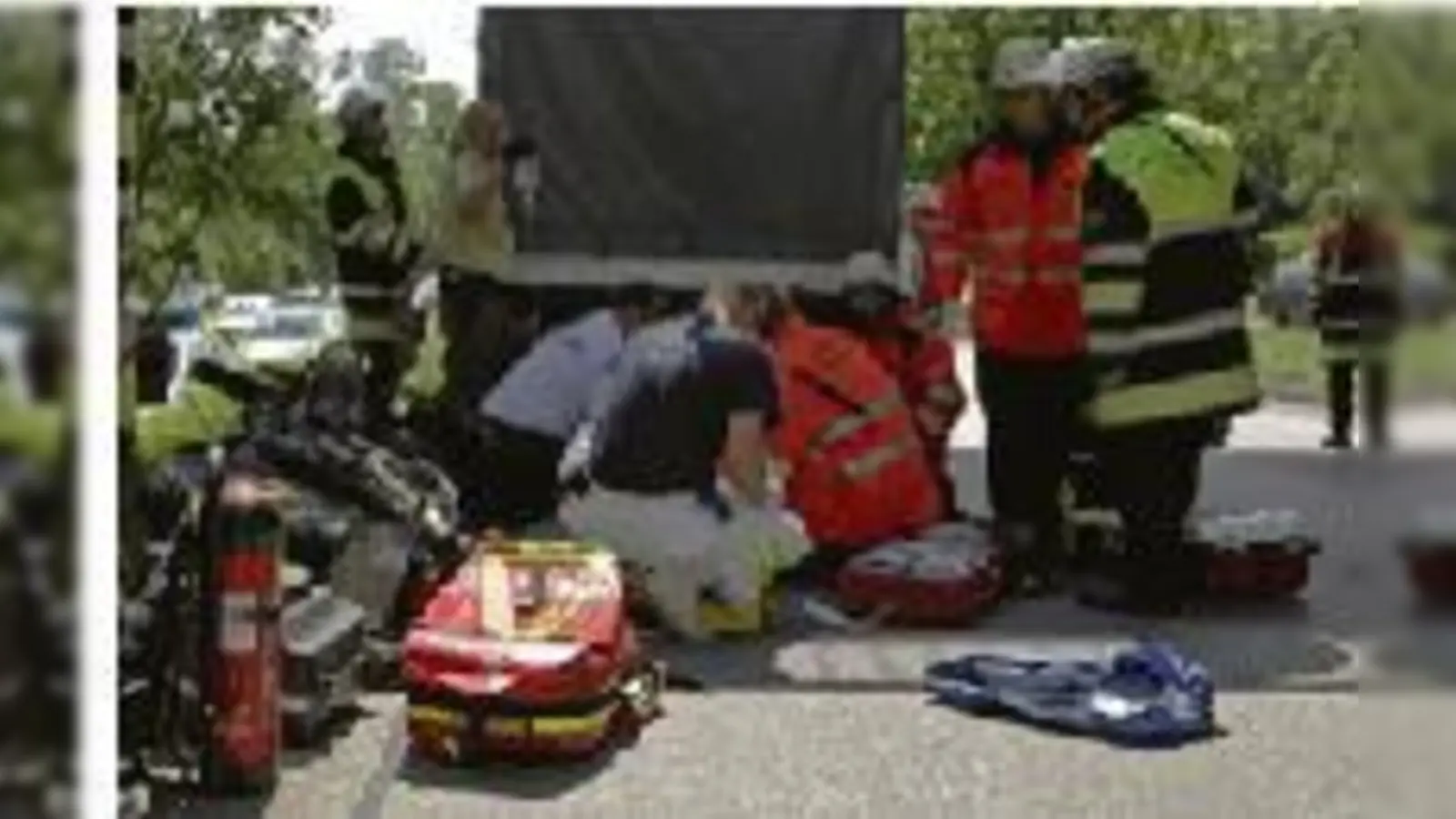 Die Feuerwehr barg den Schwerverletzten.  (Foto: FW)
