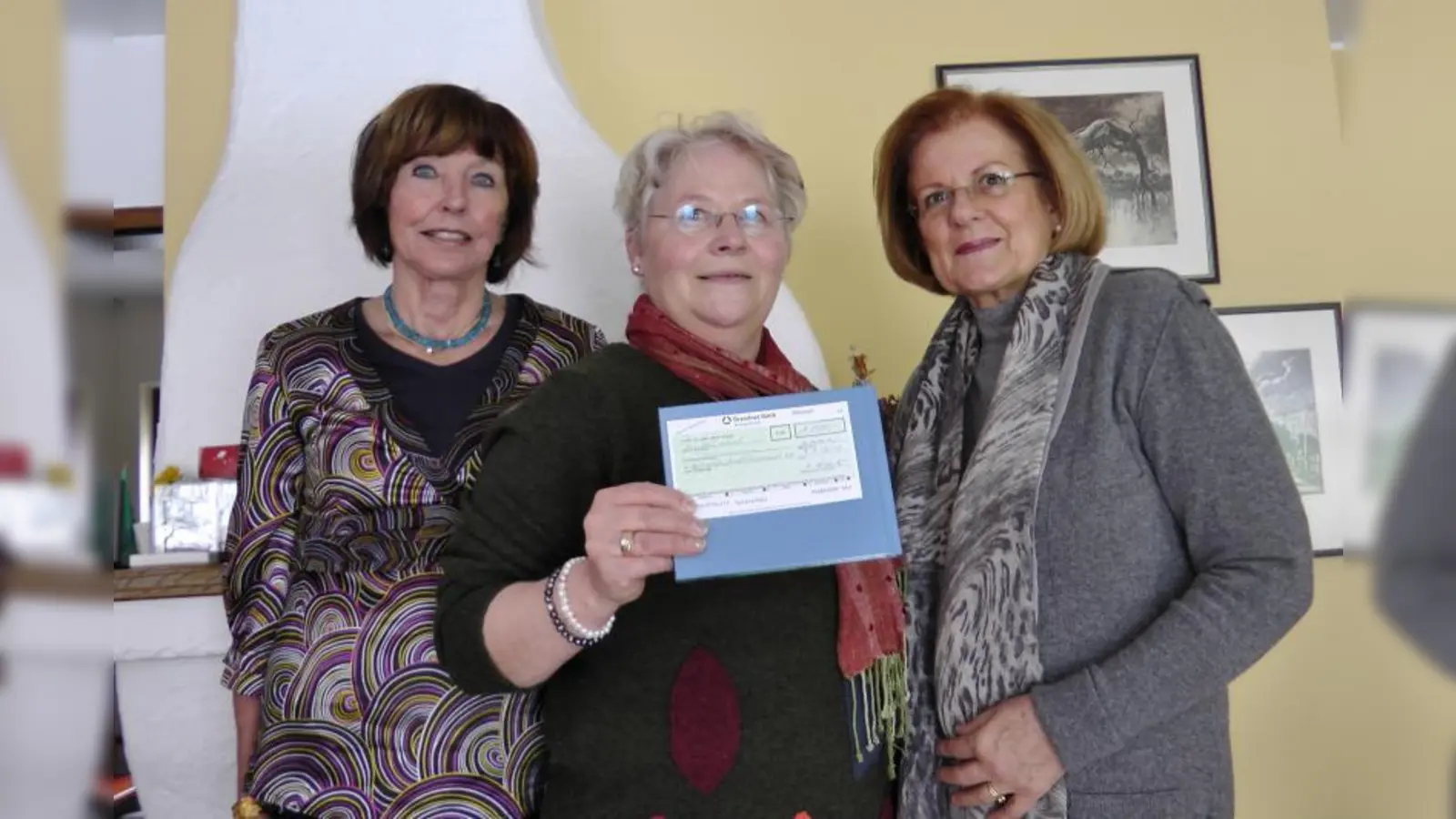 Elfi Kalkühler (Mitte) vom Martinsrieder Christkindlmarkt e.V. freut sich über die großzügige Spende des Inner Wheel Clubs München-Fünfseenland überreicht von Präsidentin Inge Brandt (l.) und Hanne von Römer. (Foto: US)