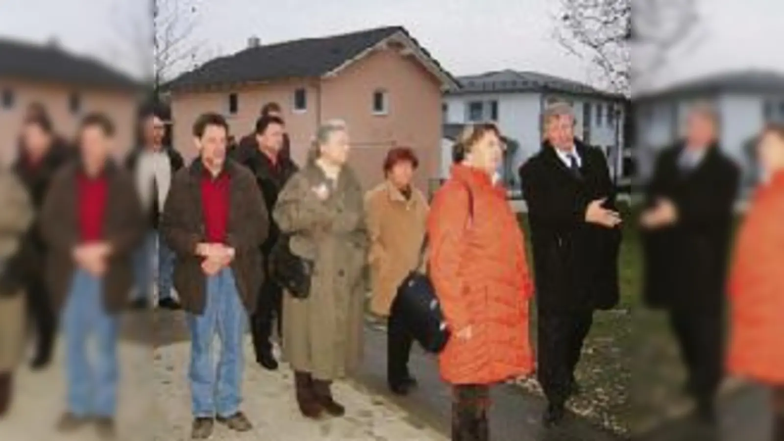 Unterföhrings Bürgermeister Franz Schwarz mit Anwohnern bei der Eröffnung des Grünzugs. 	 (Foto: VA)