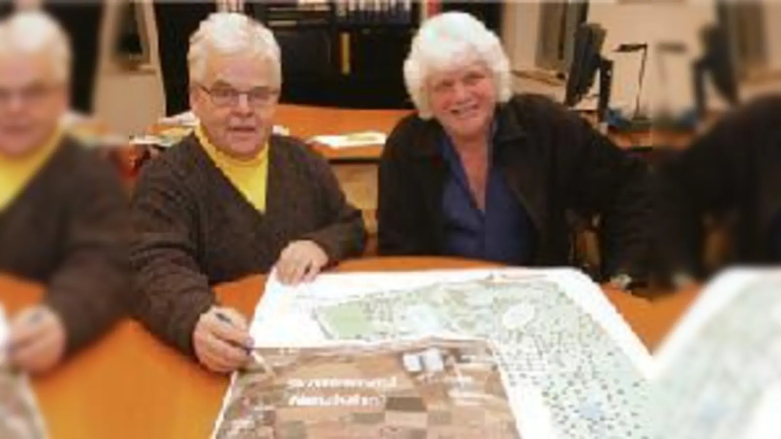 Hans-Joachim Krämer (links) und Rudi Speiser präsentieren ihre Ideen für Skater in Neufahrn.	 (Foto: ba)