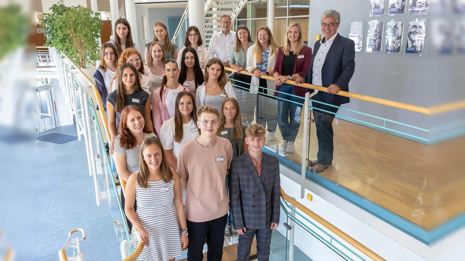 Großes Empfangskomitee für die neuen Auszubildenden (von rechts): Matthias Vilsmayer (stellv. Landrat), Annika Steinitz (stellv. Leiterin Haupt- und Personalverwaltung), Kerstin Lehmeier (Ausbildungsleiterin), Katrin Schwaighofer (Ausbildungsbeauftragte) sowie Norbert Sontheim (Leiter Haupt- und Personalverwaltung). (Foto: Landratsamt Starnberg)