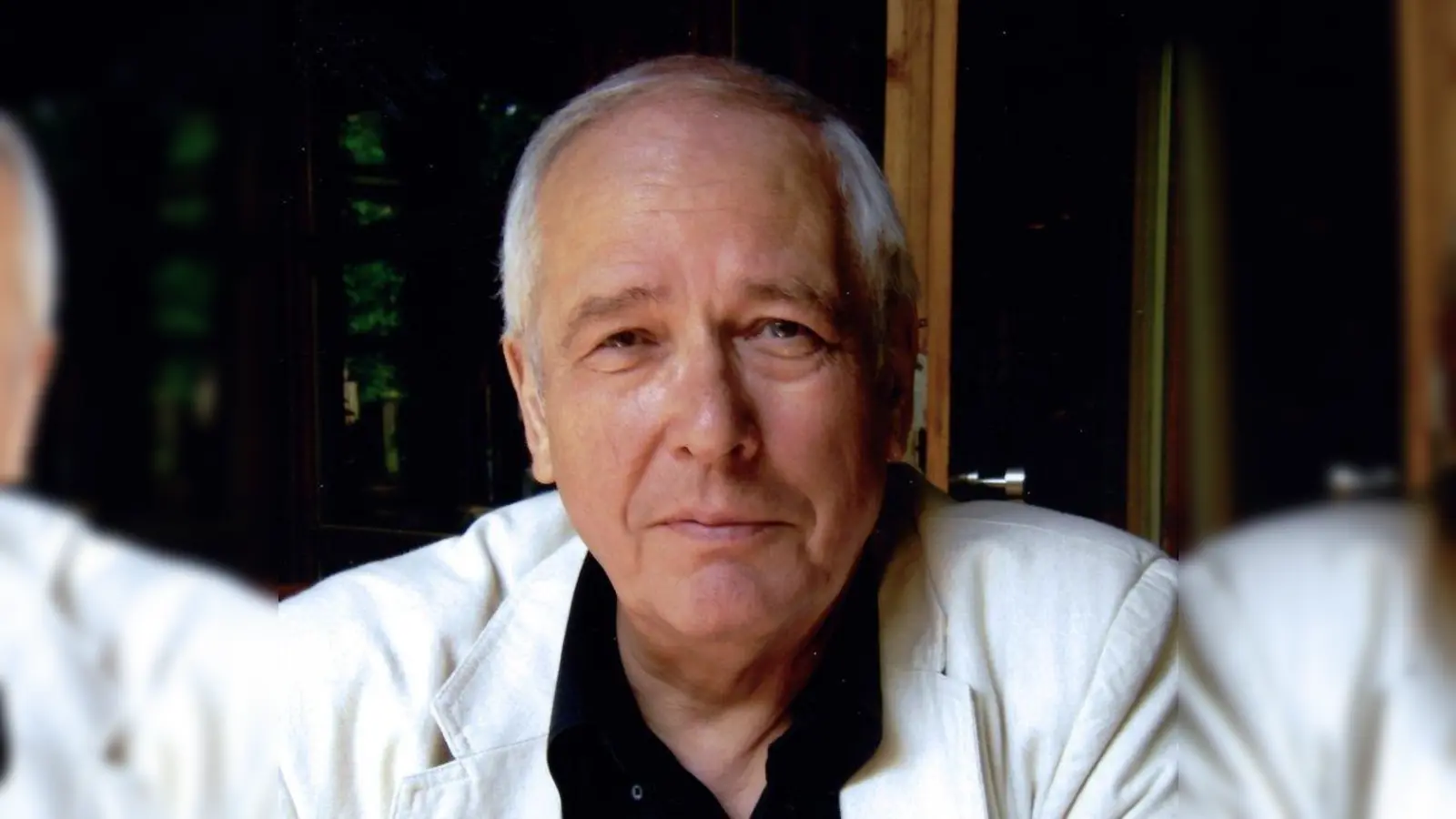 Der Schauspieler Joachim Klingemann begleitet die Vernissage mir einer Lesung. (Foto: Andreas Prott)