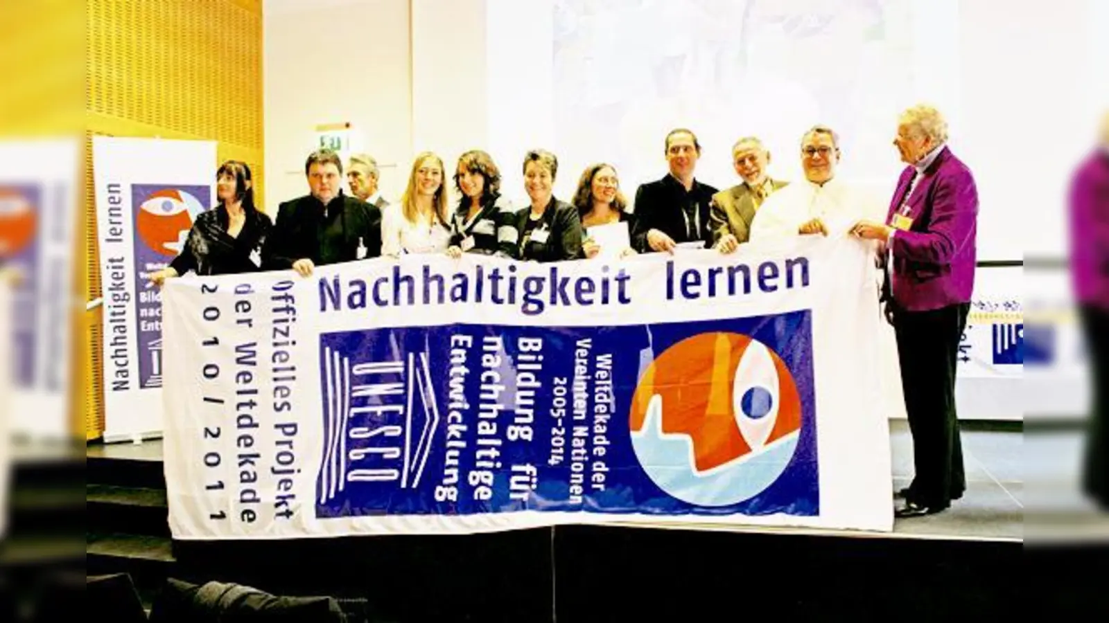 Feierstunde im Nemetschek-Haus mit (v. re.) Prof. Dr. Lenelis Kruse-Graumann, stellv. Vorsitzende des Nationalkomitees der UN-Dekade »Bildung für nachhaltige Entwicklung«, und Oliver Fritsche (4. v. re.), Gründer der »Naturindianer«.	 (Foto: K. Korf)