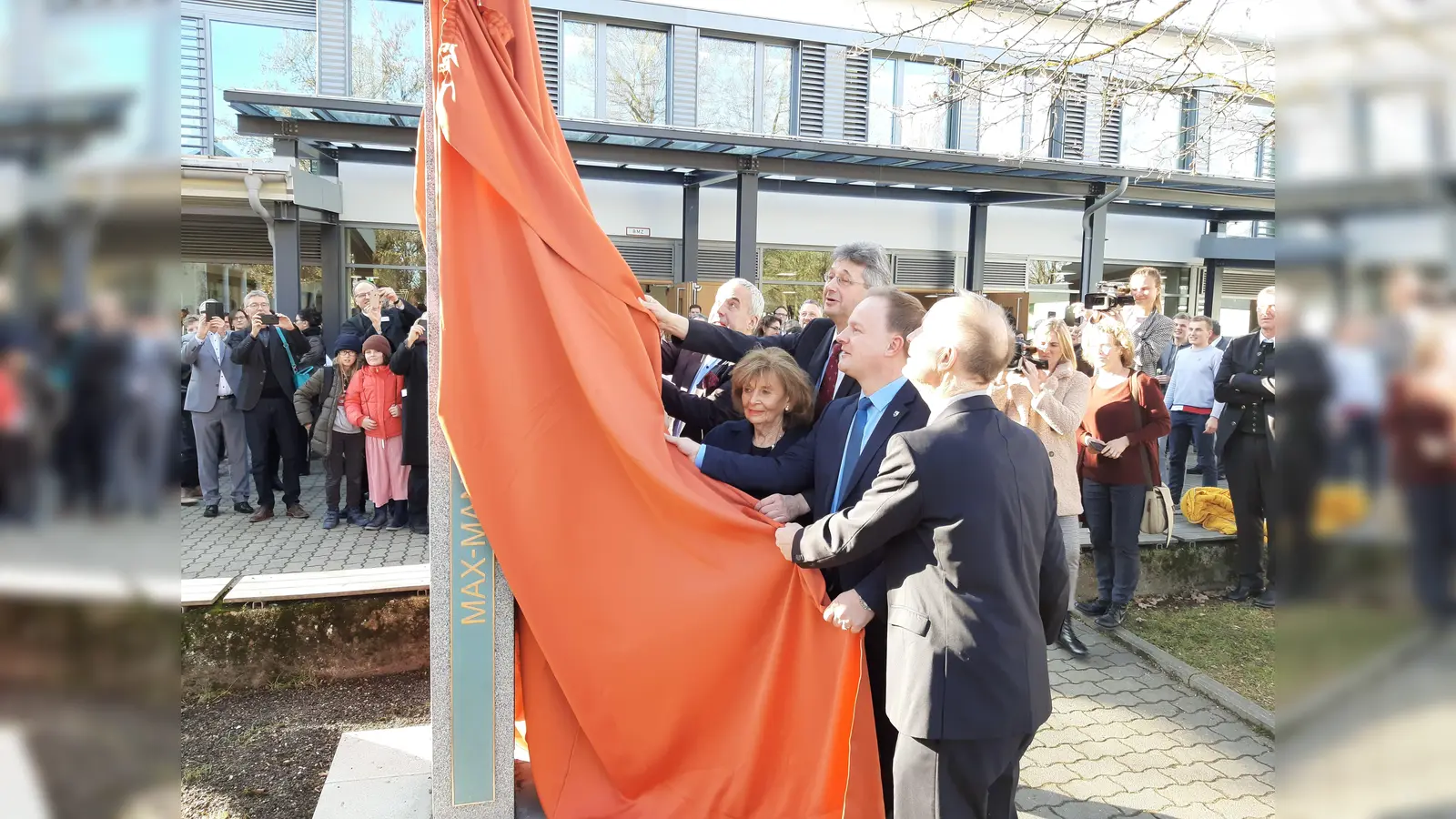 Ludwig Spaenle, Michael Piazolo, Charlotte Knobloch, Robert Niedergesäß und Paul Schötz (v. li.) bei der Enthüllung der Stele vor dem Gymnasium.  (Foto: Stefan Dohl)