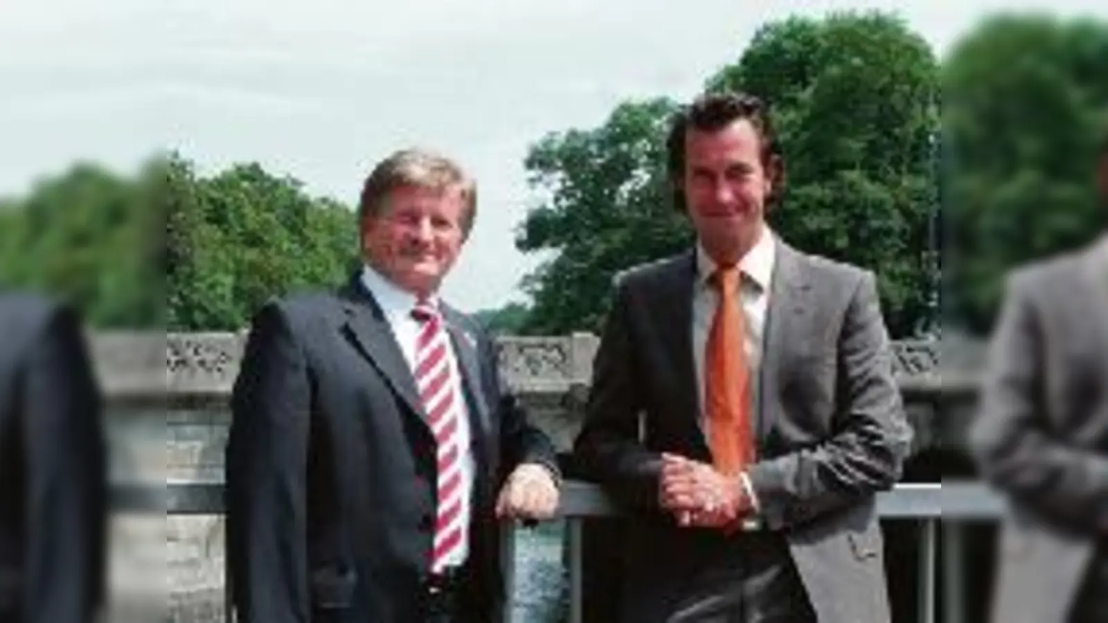 Geschäftsführer der Stadtwerke München Stephan Schwarz und Dr. Bernhard Thiersch von Green City Energy an der Praterinsel: Im Winter 2007/2008 entsteht hier ein neues Wasserkraftwerk.  (Foto: Green City Energy)