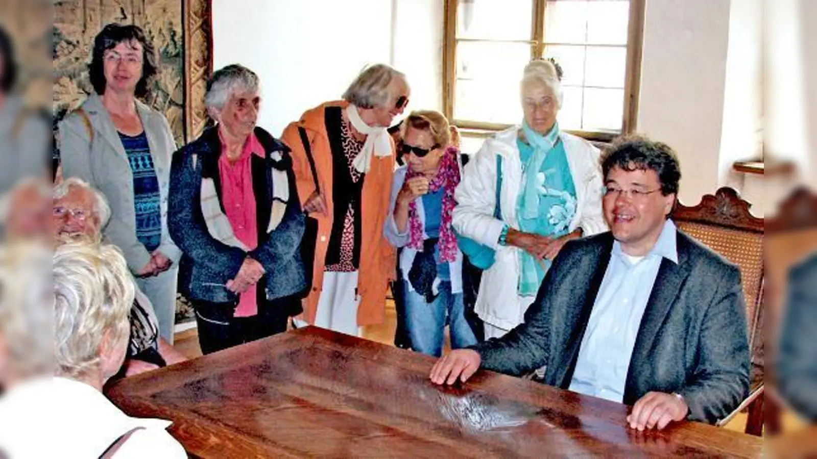 Besichtigt wurde auch das Sitzungszimmer des historischen Rathauses in Landsberg am Lech.	 (Foto: Klaus Kießling)