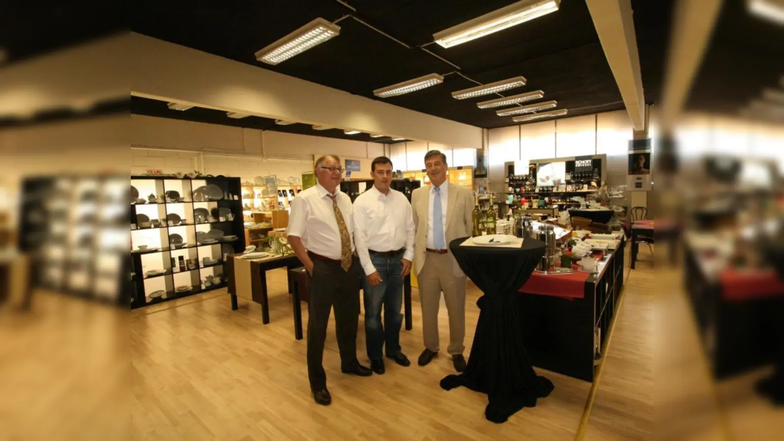 Die Geschäftsleitung der Fa. Günther Christian Krause, Tobias und Dieter Günther (v.l.) im Ausstellungsraum an der Paul-Gerhardt-Allee 14. (Foto: US)