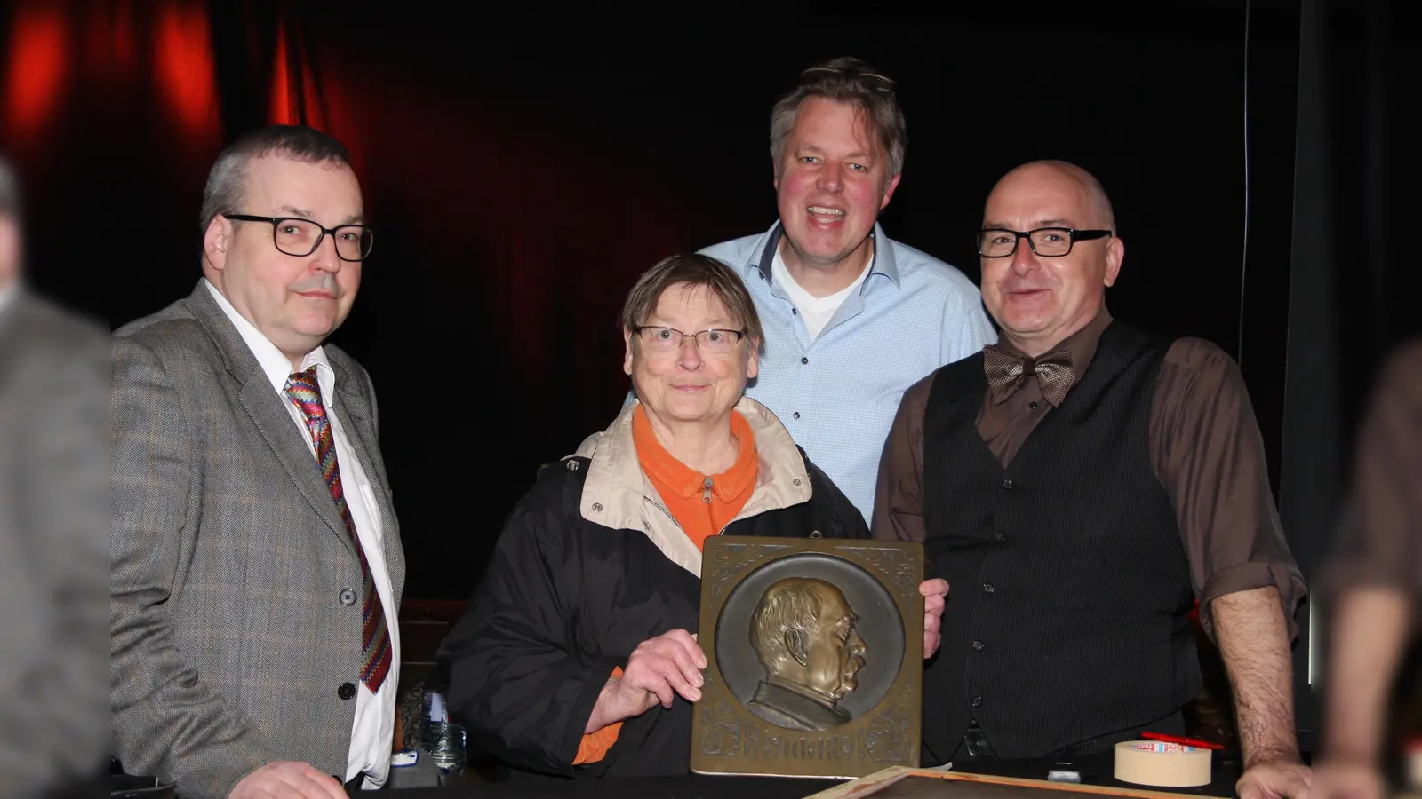 Gemäldeexperte Dr. Ch. Nicht, Restaurator u. Kunsthändler A. Wieland und Museumsleiter Dr. S. Bachter (v. li, mit Teilnehmerin) untersuchten bei der vorherigen Veranstaltung u. a. eine Jugendstil-Portraitbüste von Reichskanzler Bismarck. <br> (Foto: privat)