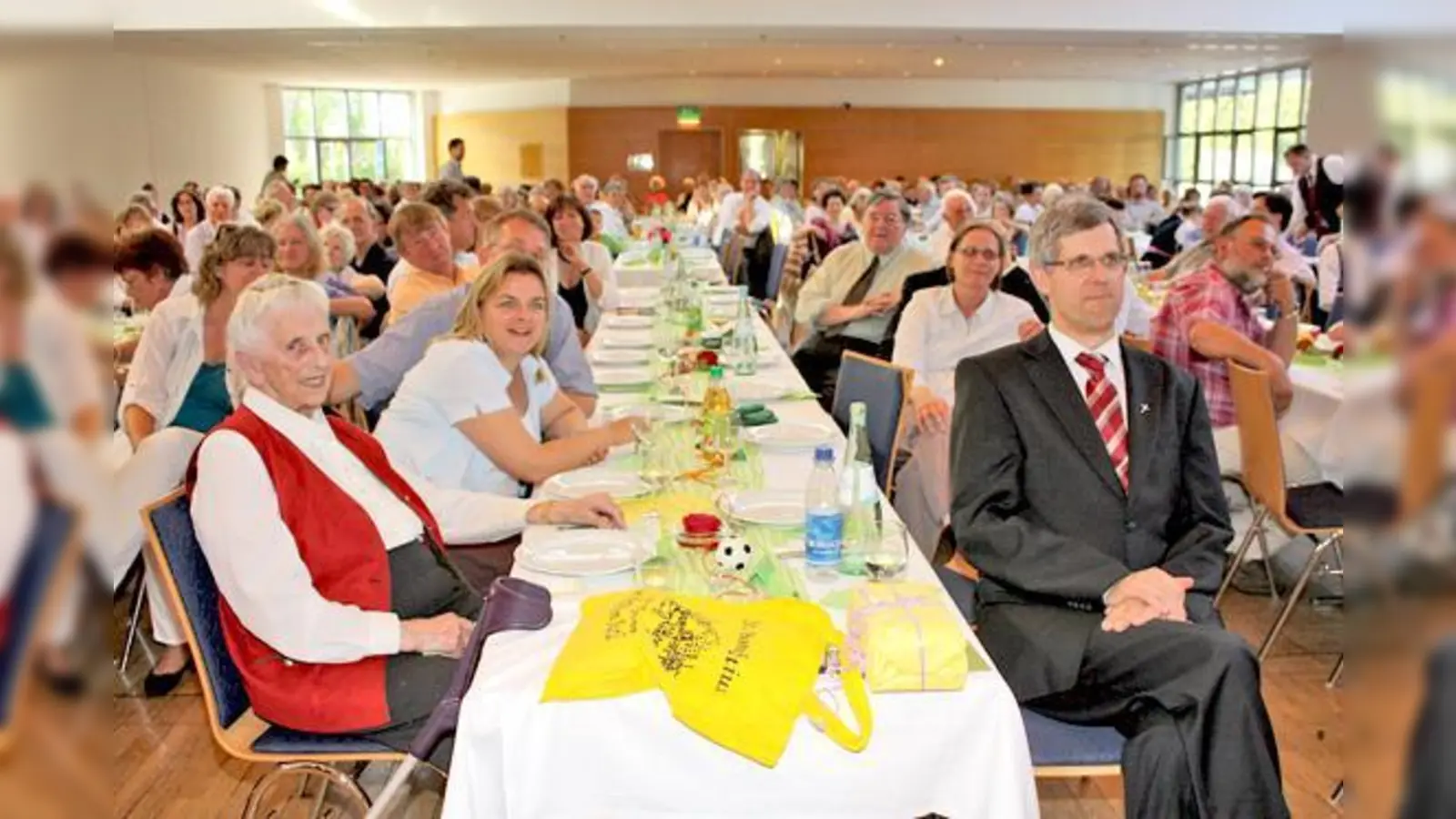 Mehr als 400 Bürger waren zur feierlichen Verabschiedung von Pfarrer Hans Schweiger (vorne re.) ins Bürgerhaus gekommen. 	 (Foto: Brunnhuber)