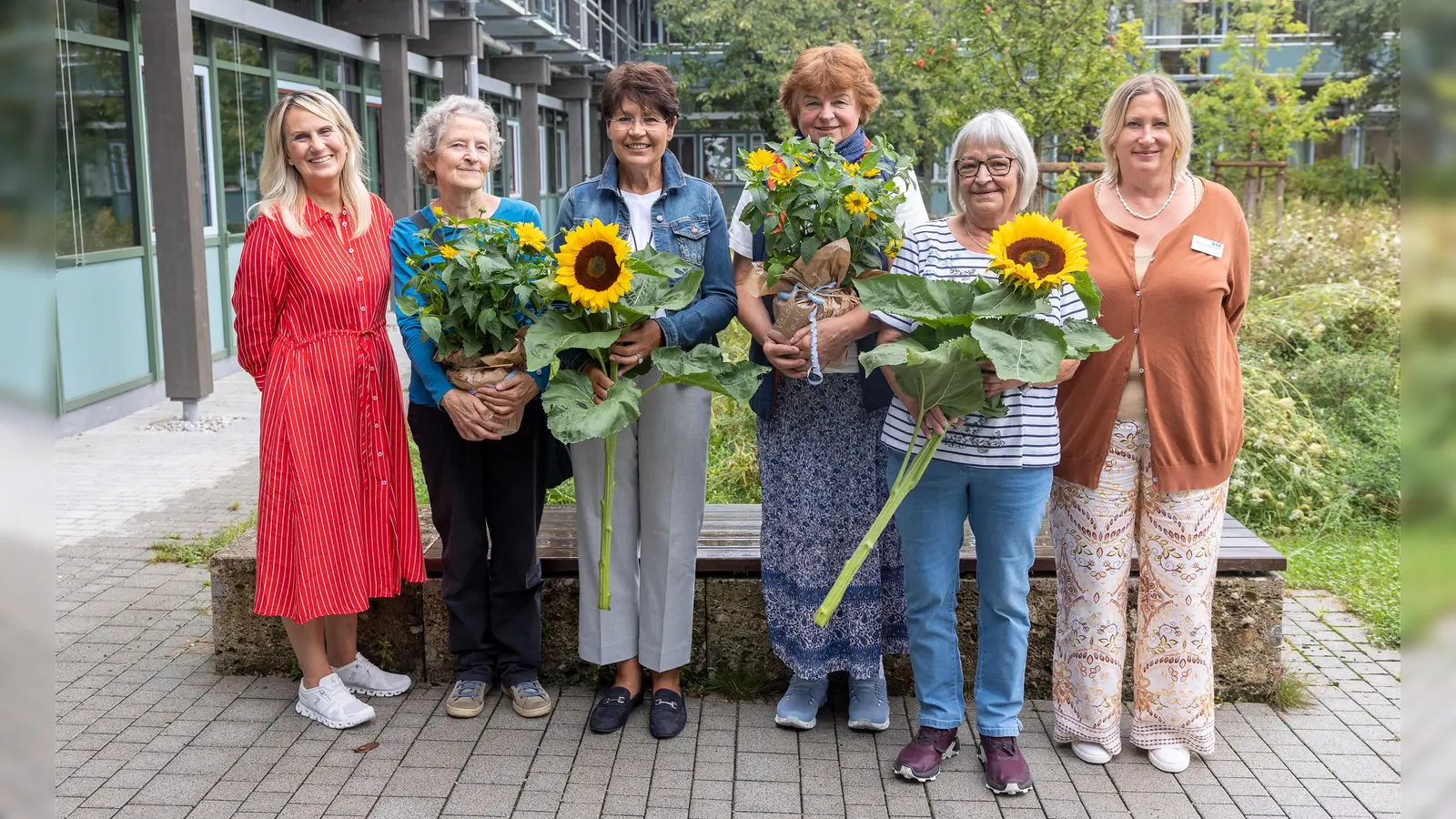 Susanne Gemander (links) und ihre Kollegin Corinna Schmidt (rechts) (beide Fachdienst Kindertagespflege) verabschiedeten (von links) Elisabeth Bröcker, Ingrid Panke, Susanne Röthig und Rosa Punscher in den Ruhestand. (Foto: Landratsamt Starnberg)