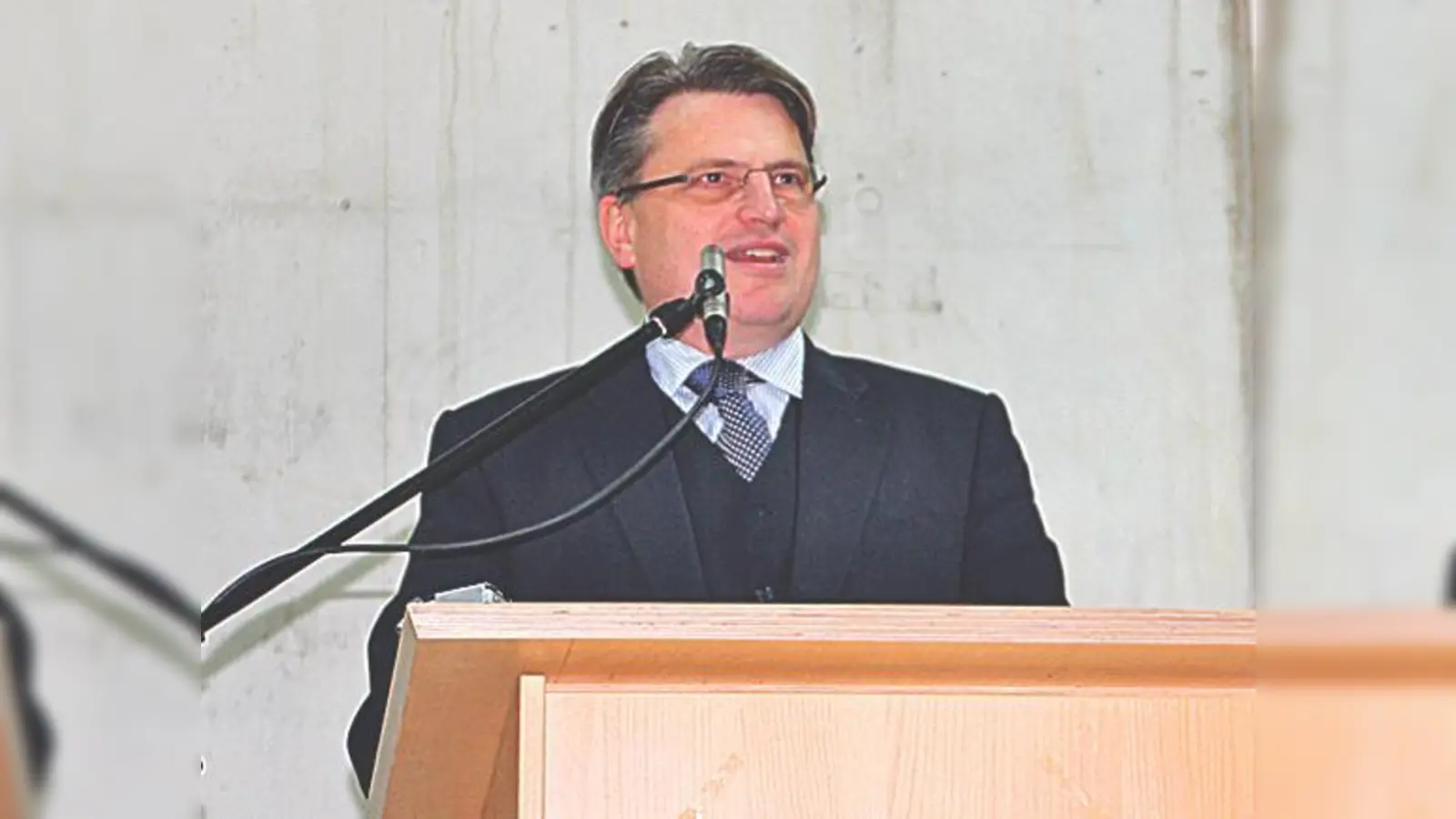 Justizminister Prof. Dr. Winfried Bausback beim Richtfest für den Neubau des Hochsicherheitsgerichtssaals. 	 (Foto: Bayerisches Staatsministerium der Justiz)