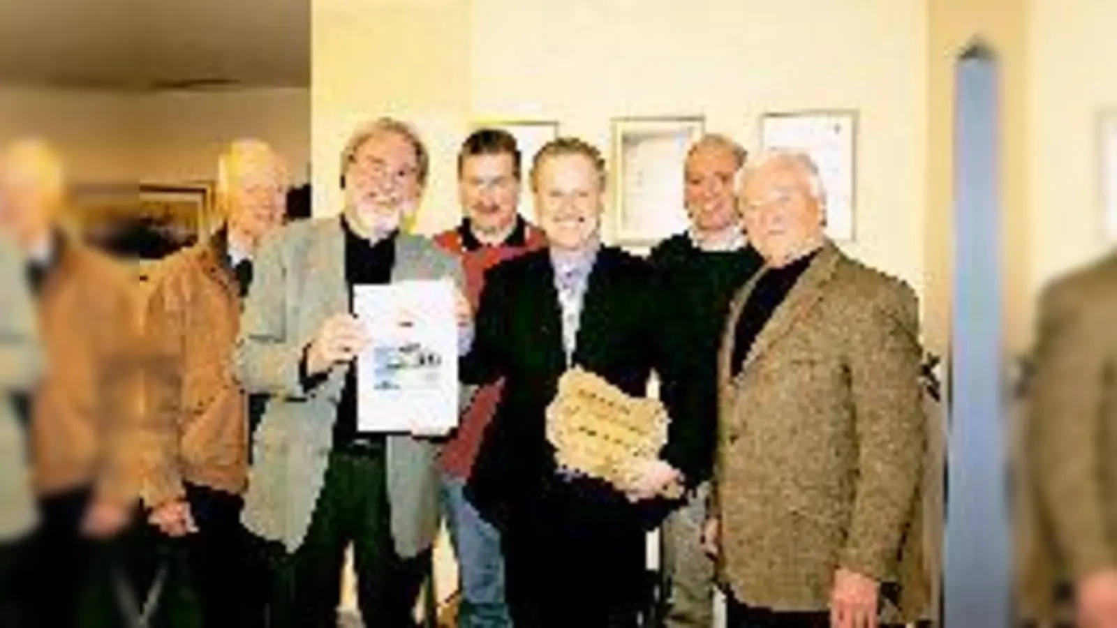 Symbolisch übergaben die Experten der Energiewende Vaterstetten Bürgermeister Robert Niedergesäß ein Bündel Holz und die in den vergangenen zwei Jahren erarbeiteten Ergebnisse.  (Foto: Ederer)