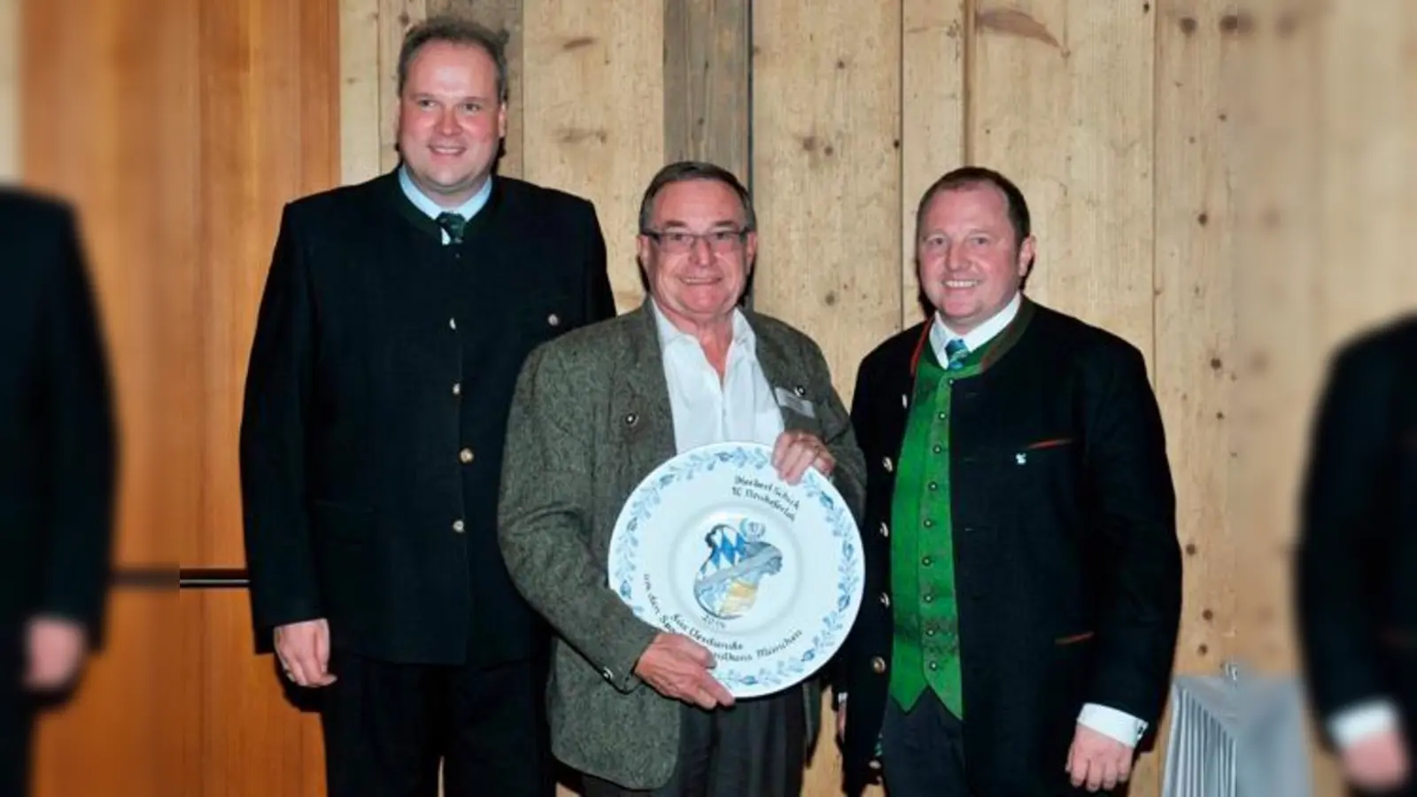 Landrat Christoph Göbel (links) und der stellvertretende Landrat Otto Bußjäger (rechts) gratulieren Herbert Schick	  (Foto: LRA München)