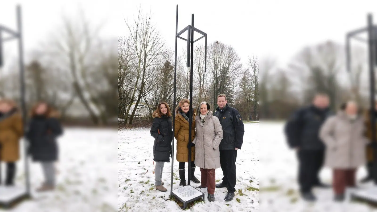 Bettina Kurrle vom Kunstkreis, die Künstlerinnen Blanka Wilchfort und Marlies Poss sowie Zweiter Bürgermeister Peter Köstler (v.l.) am Leeren Stuhl in der Stefanusstraße. (Foto: US)