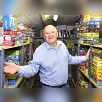 Tom Werneck, der ehemalige Leiter des Spielearchivs, inmitten seiner Schätze. (Foto: Bayerisches Spielearchiv Haar)