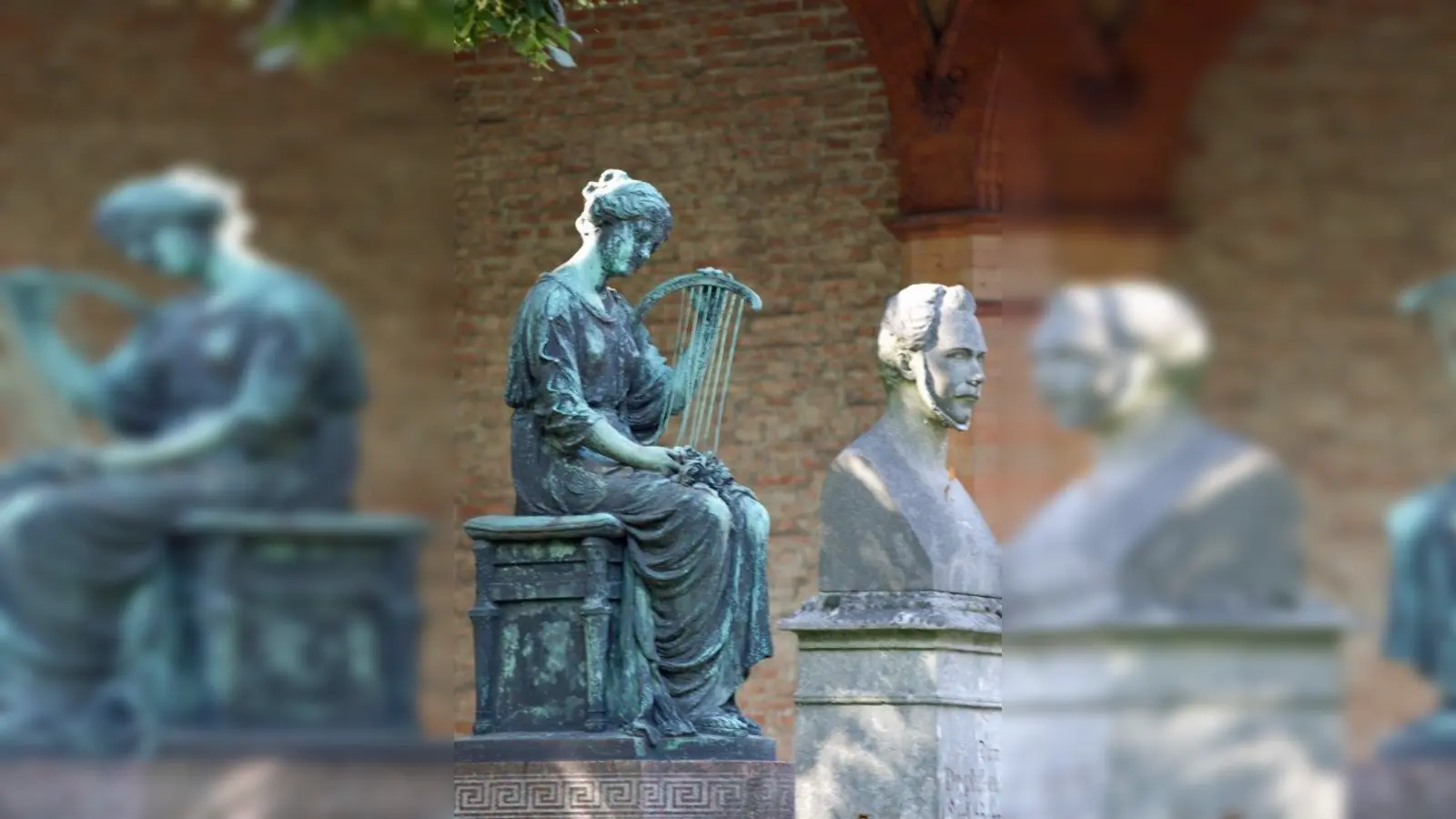 Der Südfriedhof ist mit seinen Gräbern und Grabmalen wie ein Geschichtsbuch der Stadt. (Foto: Stattreisen München)