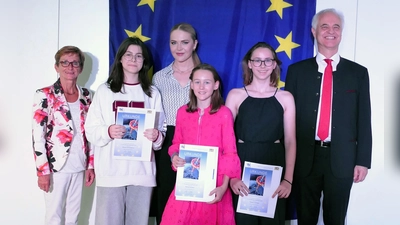 Friederike Steinberger und Dr. Konrad Schober gemeinsam mit den geehrten Schülerinnen aus dem Gymnasium Grünwald und ihrer Lehrerin. (Foto: Elke Peiker)