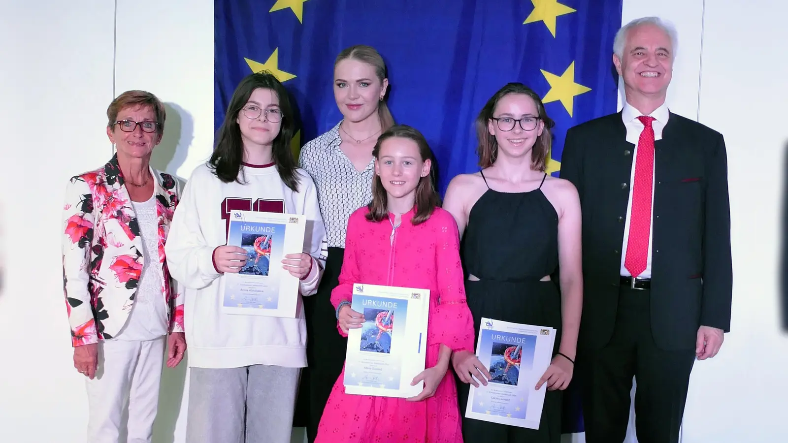 Friederike Steinberger und Dr. Konrad Schober gemeinsam mit den geehrten Schülerinnen aus dem Gymnasium Grünwald und ihrer Lehrerin. (Foto: Elke Peiker)