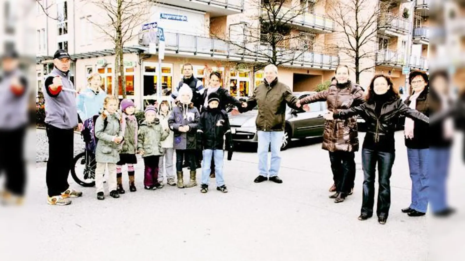 Schwabinger Eltern setzen sich für einen Fußgängerüberweg an der Einmündung der Unertl- zur Angererstraße ein  für Kinder derzeit zu gefährlich.	 (Foto: ko)