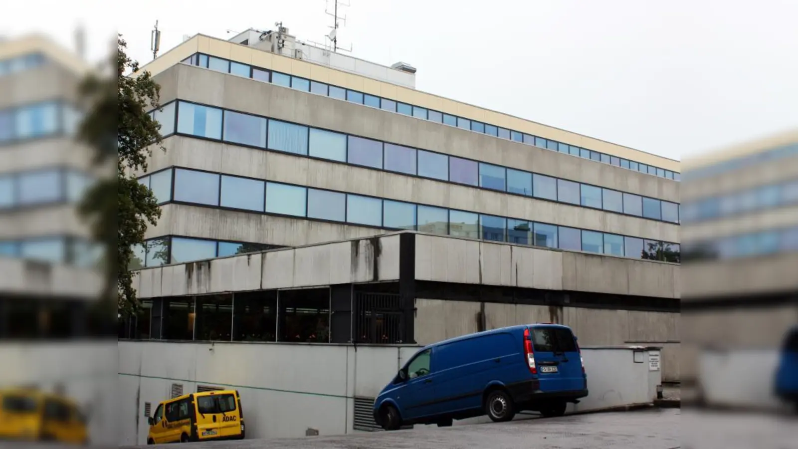 Sorge bereitet den Anwohnern der anstehende Abriss der alten ADAC-Verwaltung. Der BA 7 fordert deshalb, Maßnahmen zu treffen, um die Staubentwicklung in Grenzen zu halten. (Foto: job)